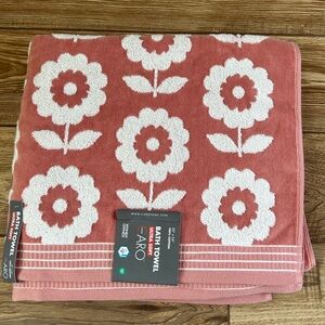 NWT Caro Home Floral Bath Towel